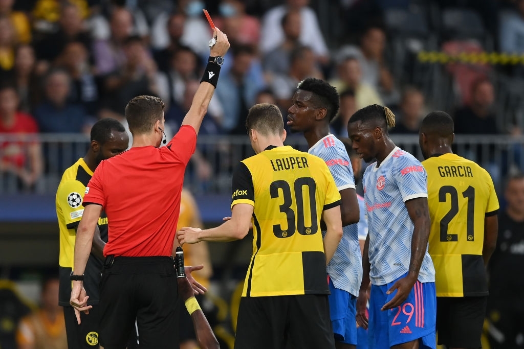 Wan-Bissaka nhận thẻ đỏ trực tiếp ở trận MU vs Young Boys - Ảnh 1