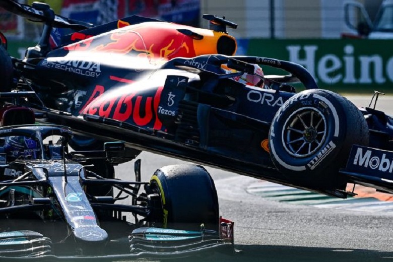 Quản lý của Reb Bull tố táo Lewis Hamilton giả vờ bị thương nặng do tai nạn - Ảnh 2