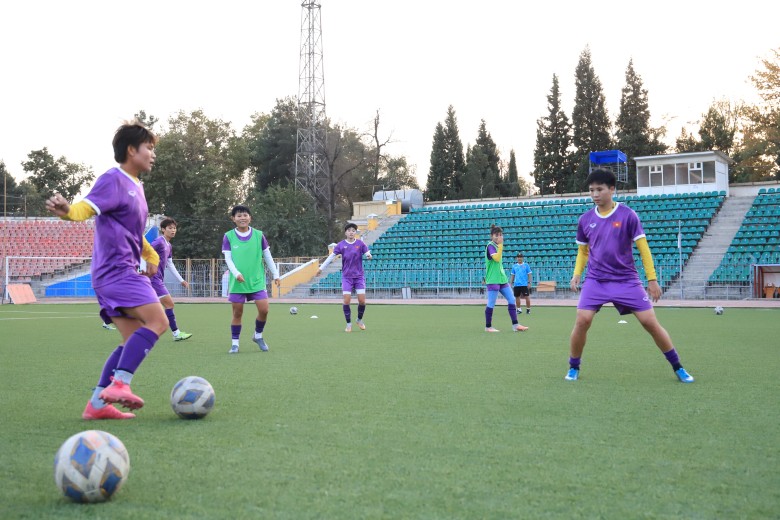 ĐT nữ Việt Nam tập buổi thứ ba làm quen SVĐ trung tâm Dushanbe - Ảnh 2