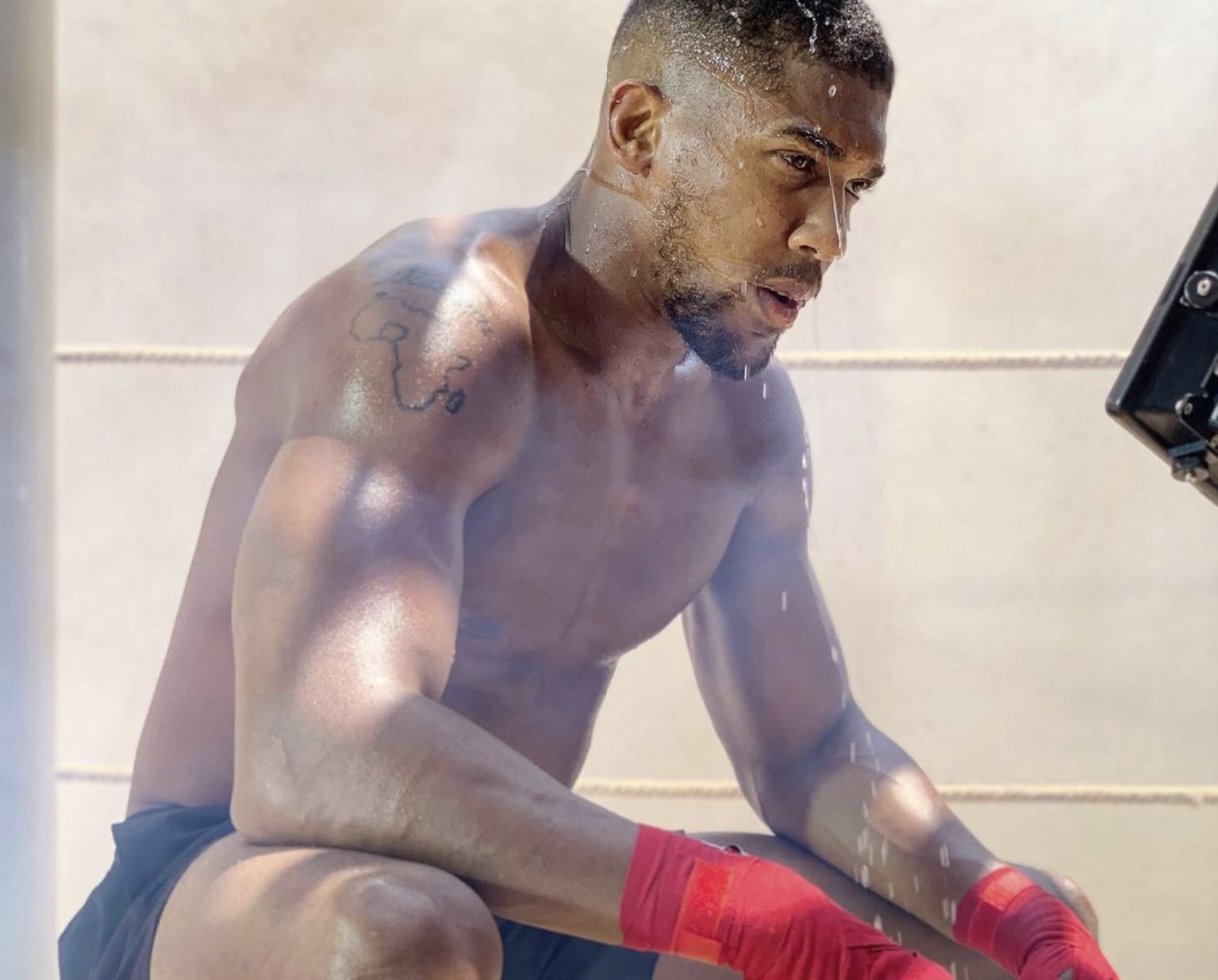 Những hình xăm trên người Anthony Joshua có ý nghĩa gì? - Ảnh 4