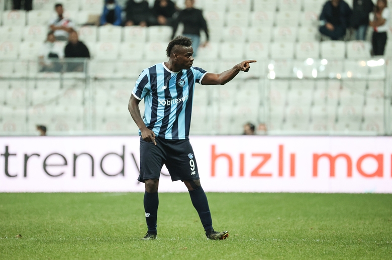 Balotelli ăn mừng trêu ngươi HLV đối thủ sau khi bị gọi là 'kẻ không não' - Ảnh 1