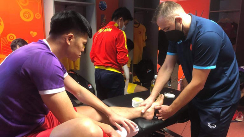 Đắc Huy nén đau thi đấu ở trận gặp ĐT Nga - Ảnh 1