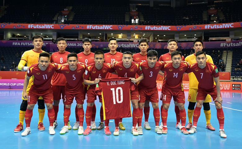 Đắc Huy tri ân Đức Tùng sau khi ghi bàn vào lưới ĐT futsal Nga - Ảnh 1