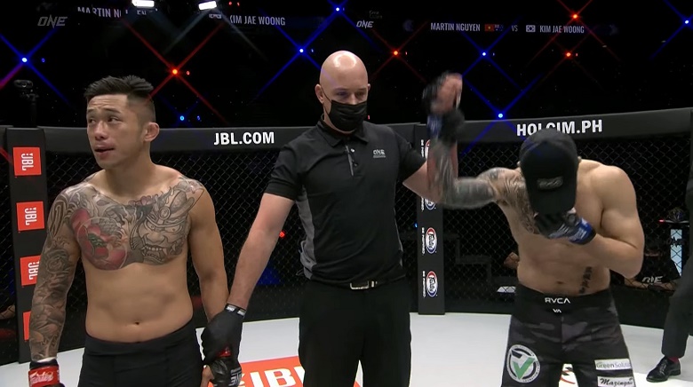 Martin Nguyễn thua knockout trước Kim Jae Woong bằng đúng đòn tủ - Ảnh 1