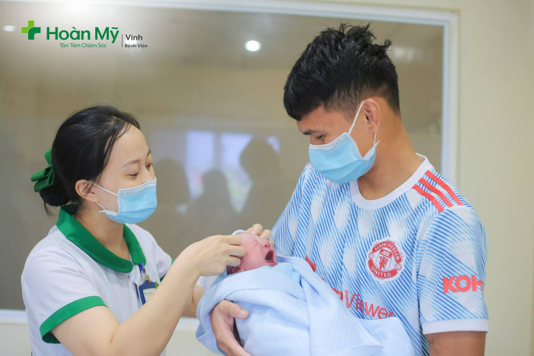 Xuân Mạnh lên tập trung ĐTQG khi vợ vừa sinh con đầu lòng - Ảnh 2