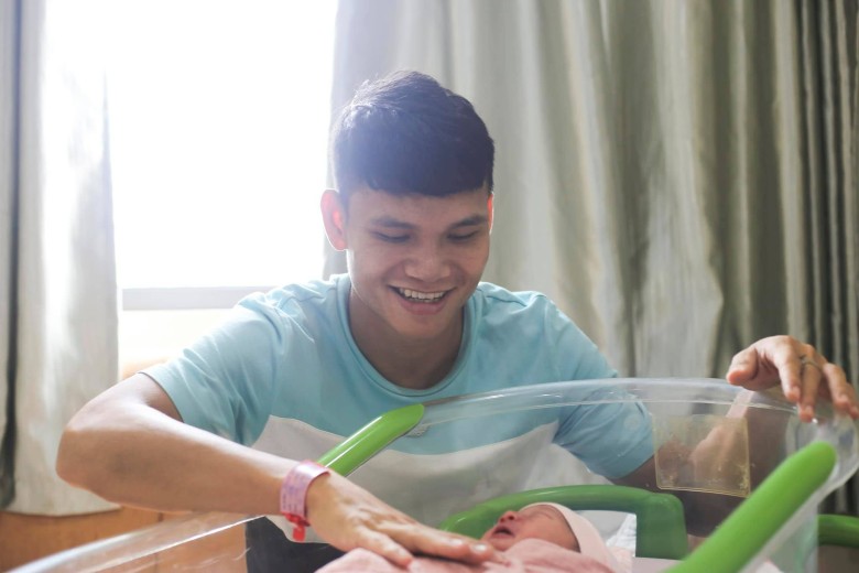 Xuân Mạnh tạm biệt con gái, lên tập trung ĐTQG - Ảnh 1