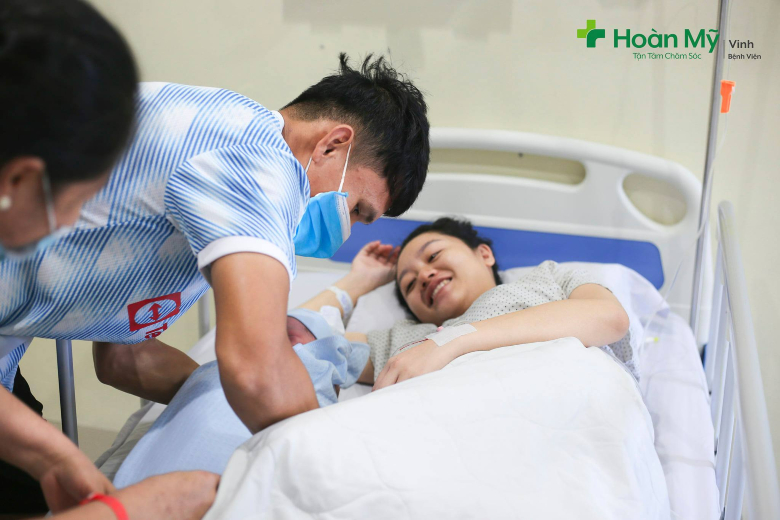 Xuân Mạnh tạm biệt con gái, lên tập trung ĐTQG - Ảnh 2