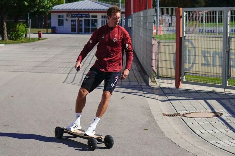 Nagelsmann trượt ván đến sân tập Bayern Munich, ngầu như VĐV chuyên nghiệp - Ảnh 1