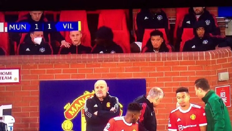 Van de Beek ném bã kẹo cao su về phía Solskjaer vì không được ra sân - Ảnh 1