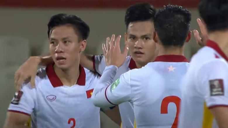 Tấn Tài mang về bàn rút ngắn tỷ số cho ĐT Việt Nam bằng 3 chạm hoàn hảo - Ảnh 1