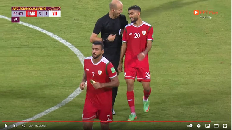 CĐV Việt Nam dậy sóng vì trọng tài 'thân mật' với cầu thủ Oman - Ảnh 5