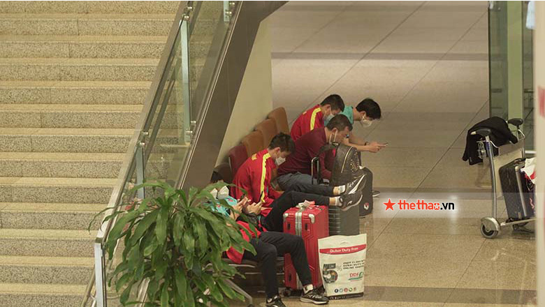 ĐT Việt Nam đặt chân về tới Hà Nội sau loạt trận VL World Cup tháng 10 - Ảnh 10
