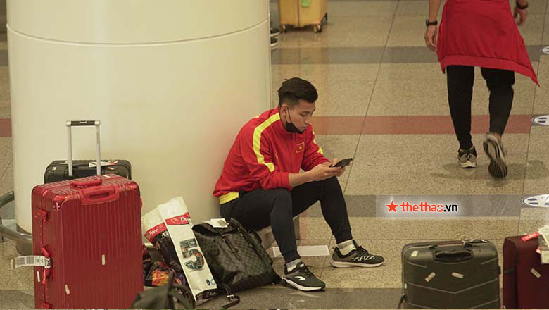 ĐT Việt Nam đặt chân về tới Hà Nội sau loạt trận VL World Cup tháng 10 - Ảnh 11