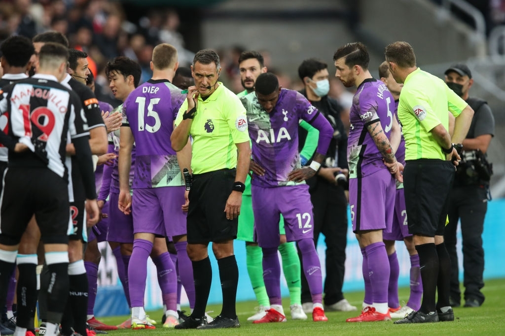 Trận Newcastle vs Tottenham tạm dừng vì cổ động viên đột quỵ trên khán đài - Ảnh 2