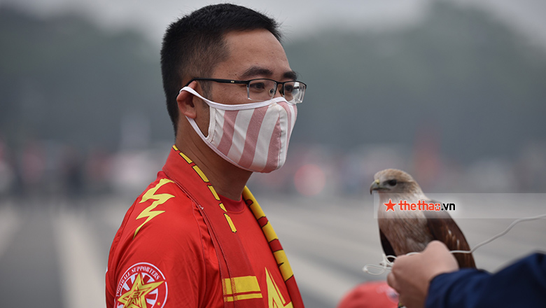 CĐV mang diều hâu đến Mỹ Đình với lời chúc đặc biệt cho ĐT Việt Nam - Ảnh 1