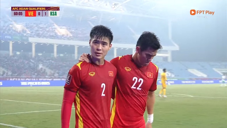 Tiến Linh chấn thương, được Duy Mạnh dìu ra khỏi sân - Ảnh 1