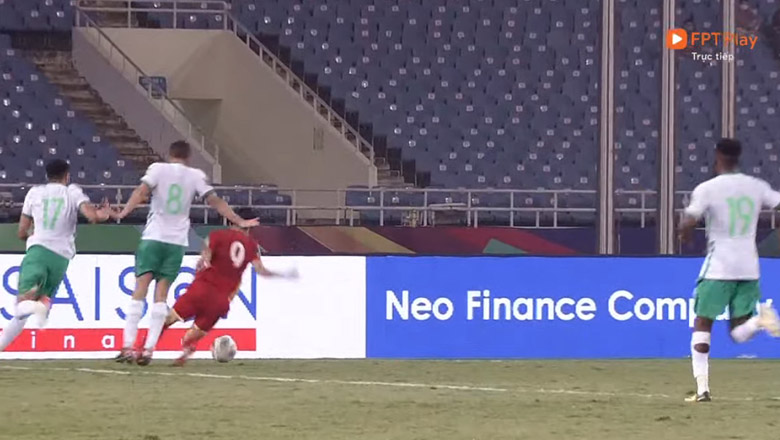 Văn Toàn ngã vờ kiếm penalty, nhận ngay thẻ vàng - Ảnh 1