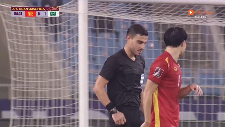Văn Toàn ngã vờ kiếm penalty, nhận ngay thẻ vàng - Ảnh 2