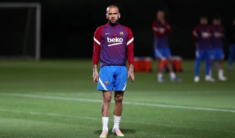 Dani Alves chọn số áo cũ của Iniesta trong ‘nhiệm kỳ II’ ở Barcelona - Ảnh 1