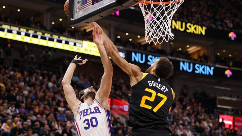 Philadelphia 76ers thảm bại trước Utah Jazz - Ảnh 1