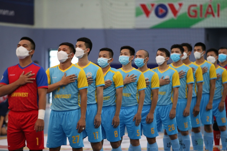 Cầu thủ Sanvinest Khánh Hòa đeo khẩu trang khi thi đấu với Sahako - Ảnh 2
