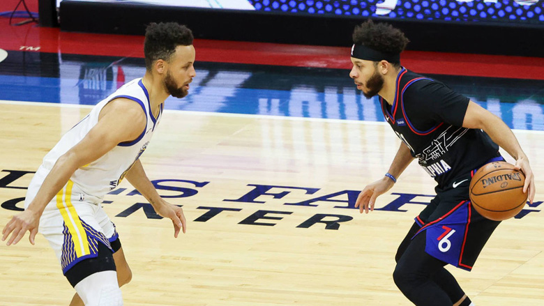 Anh em nhà Curry cùng ‘chiếm show’ trong trận Warriors ngược dòng thắng Sixers - Ảnh 1