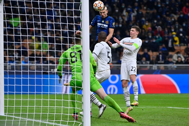 Dzeko lập cú đúp giúp Inter giành vé dự vòng knock-out cúp C1 châu u - Ảnh 2