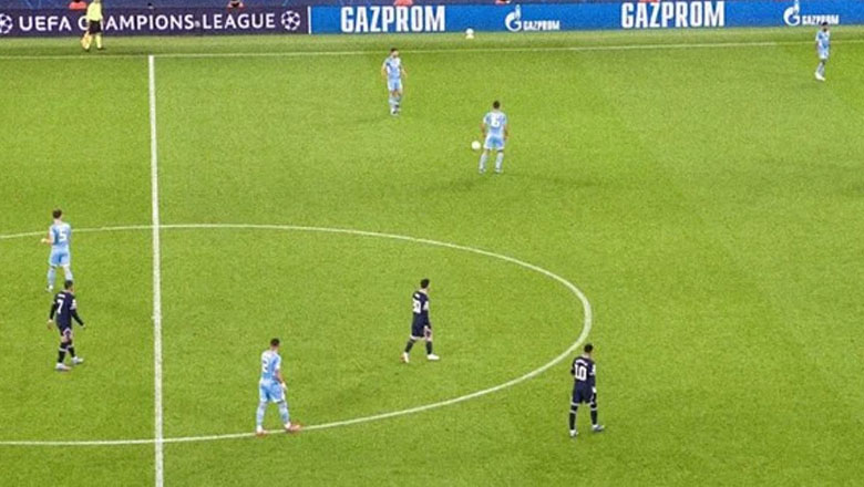 Messi, Neymar và Mbappe lững thững đi bộ mà không chịu lùi về phòng ngự
