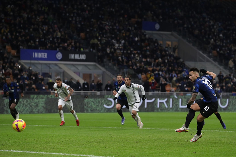 Kết quả Serie A vòng 15: Inter và Milan thắng dễ, Roma của Mourinho trắng tay - Ảnh 3