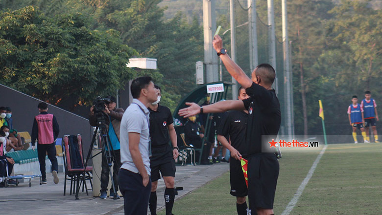 HLV Bảo Khanh giật khẩu trang, cãi nhau tay đôi với trọng tài ở trận U21 Viettel thua Nutifood - Ảnh 1