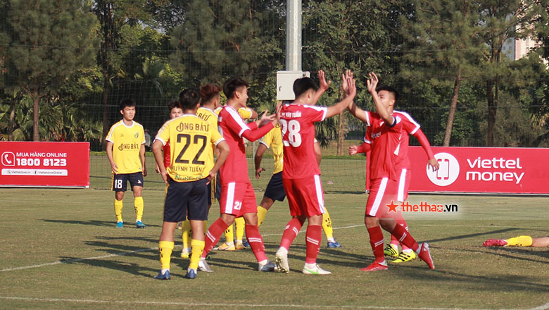 HLV Bảo Khanh giật khẩu trang, cãi nhau tay đôi với trọng tài ở trận U21 Viettel thua Nutifood - Ảnh 2