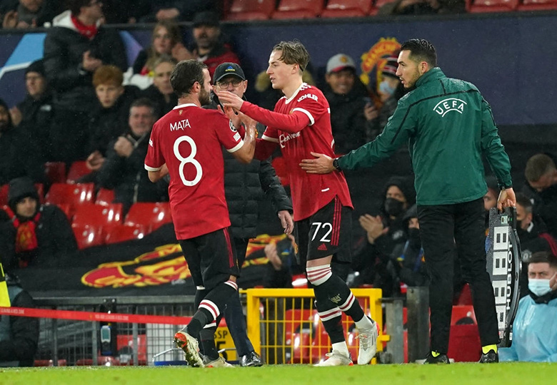 Robbie Savage vỡ òa cảm xúc trong ngày con trai ra mắt MU 1 Robbie Savage vỡ òa cảm xúc trong ngày con trai ra mắt MU - Ảnh 1