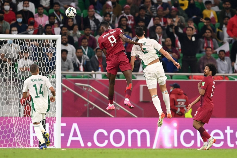 Algeria vào chung kết Arab Cup nhờ 17 phút bù giờ - Ảnh 1