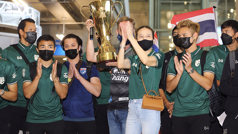 ĐT Thái Lan rước cúp vàng AFF Cup về nước, ăn mừng ngay tại sân bay - Ảnh 3