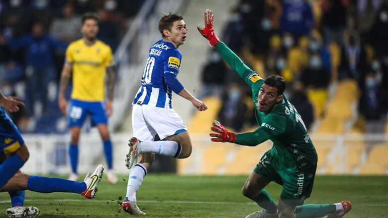 Con trai của HLV Porto ghi bàn quyết định chỉ 3 phút sau khi được cha tung vào sân - Ảnh 1