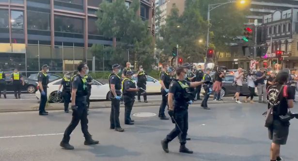 Cảnh sát đụng độ với người biểu tình ủng hộ Djokovic - Ảnh 1