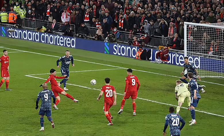 Minamino bỏ lỡ cơ hội mười mươi trước Arsenal khiến CĐV Liverpool 'phát khóc' - Ảnh 2