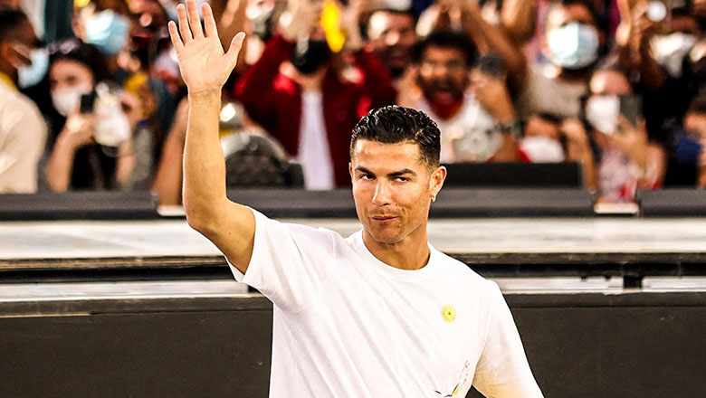 Ronaldo nhận giải Vua phá lưới mọi thời đại khi nghỉ dưỡng ở Dubai - Ảnh 1