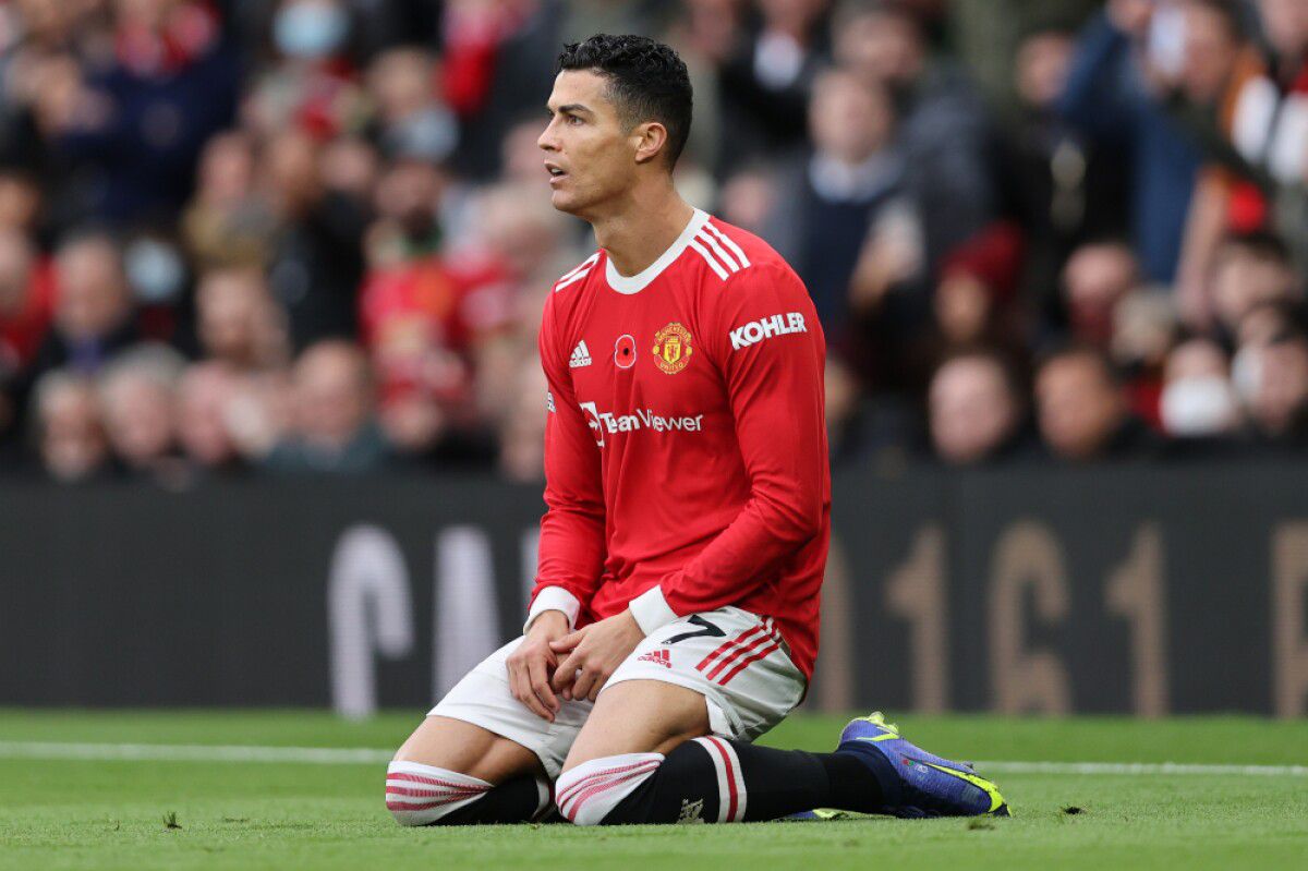Ronaldo gia nhập hội trẻ trâu thích nhắn tin ở MU - Ảnh 1
