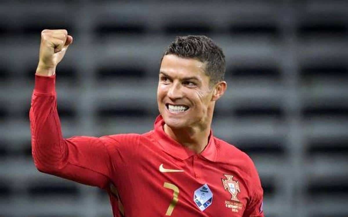 Ronaldo gia nhập hội trẻ trâu thích nhắn tin ở MU - Ảnh 2