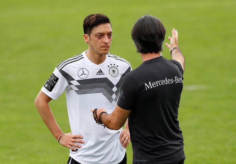 Ozil sắp tái ngộ với HLV Joachim Low ở Fenerbahce - Ảnh 1
