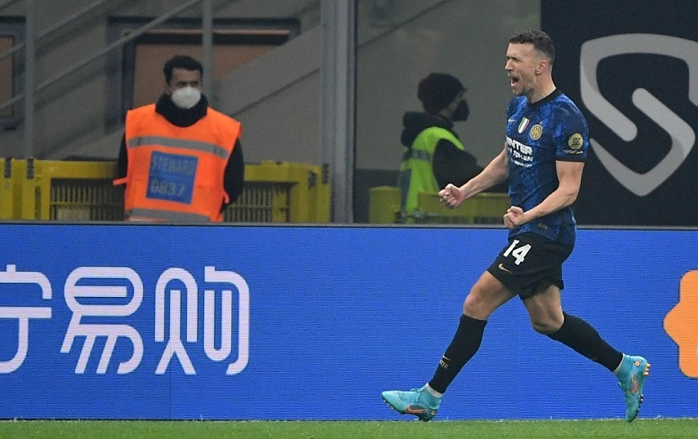 Giroud ghi 2 bàn trong 3 phút, Milan ngược dòng hạ Inter ở derby della Madonnina - Ảnh 1