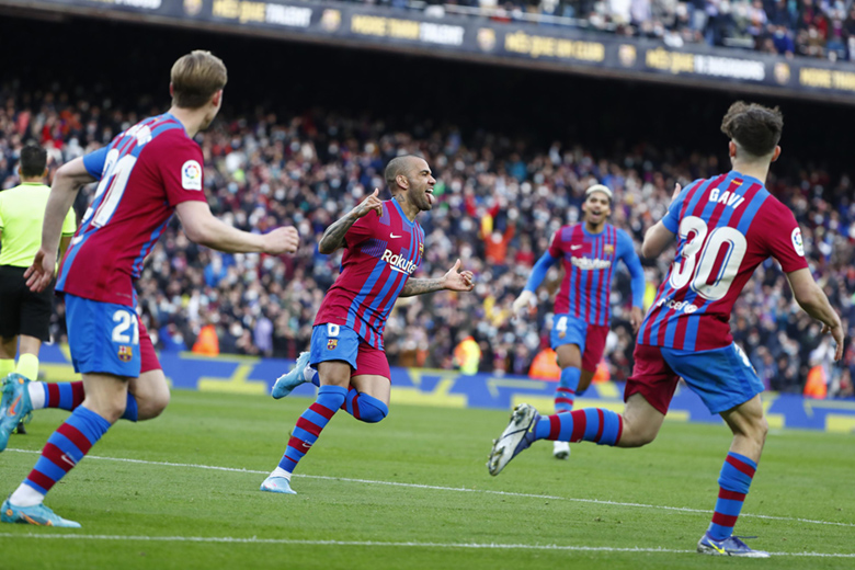 Dani Alves kiến tạo, ghi bàn rồi nhận thẻ đỏ trong trận thắng Atletico - Ảnh 2