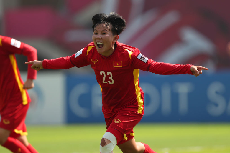 Cầu thủ nữ Việt Nam được diễu hành trên phố bằng xe buýt 2 tầng - Ảnh 1
