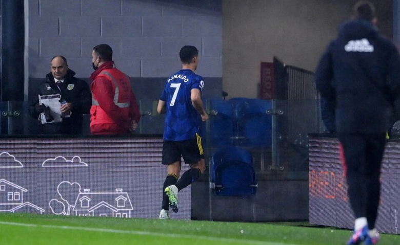 Ronaldo hành động không đẹp sau khi MU bị Burnley cầm hòa - Ảnh 2