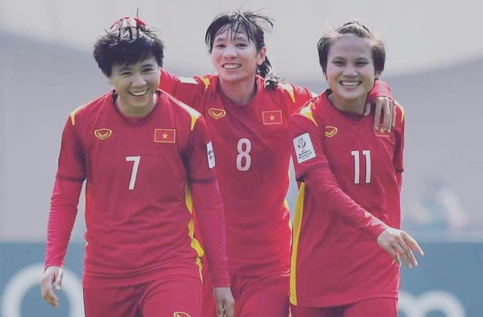 ĐT nữ Việt Nam rạng rỡ trở về Hà Nội sau chiến tích giành vé dự World Cup 2023 - Ảnh 3