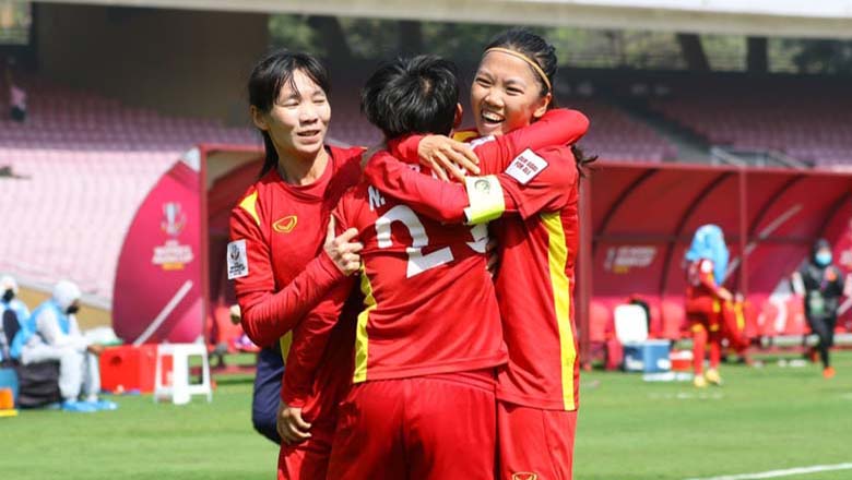 ĐT nữ Việt Nam rạng rỡ trở về Hà Nội sau chiến tích giành vé dự World Cup 2023 - Ảnh 4
