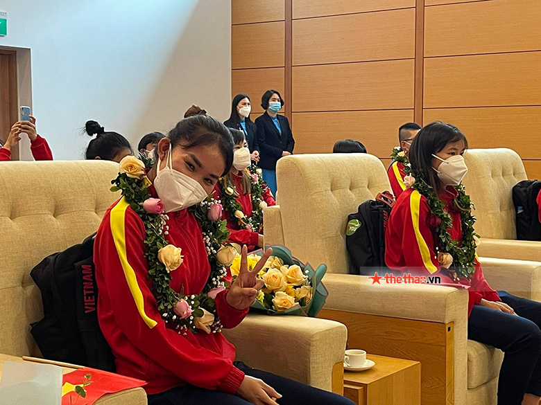 ĐT nữ Việt Nam rạng rỡ trở về Hà Nội sau chiến tích giành vé dự World Cup 2023 - Ảnh 8
