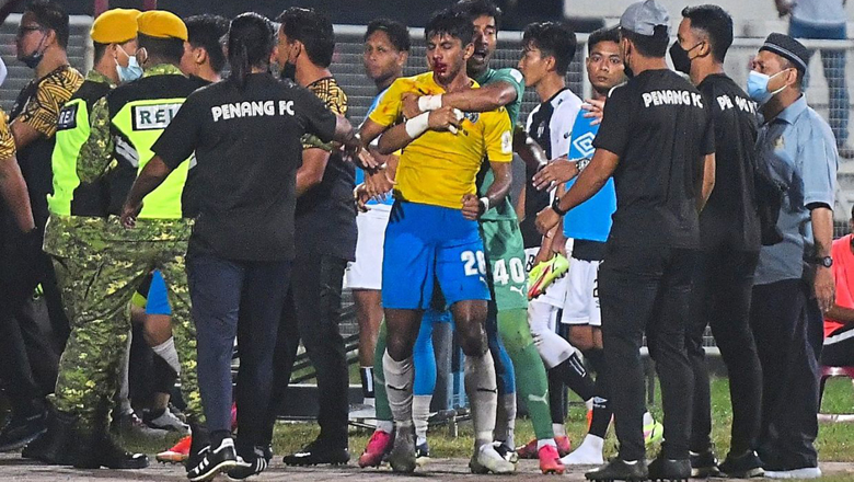 Cầu thủ đổ máu trong trận giao hữu trước mùa giải 2022 ở Malaysia - Ảnh 1