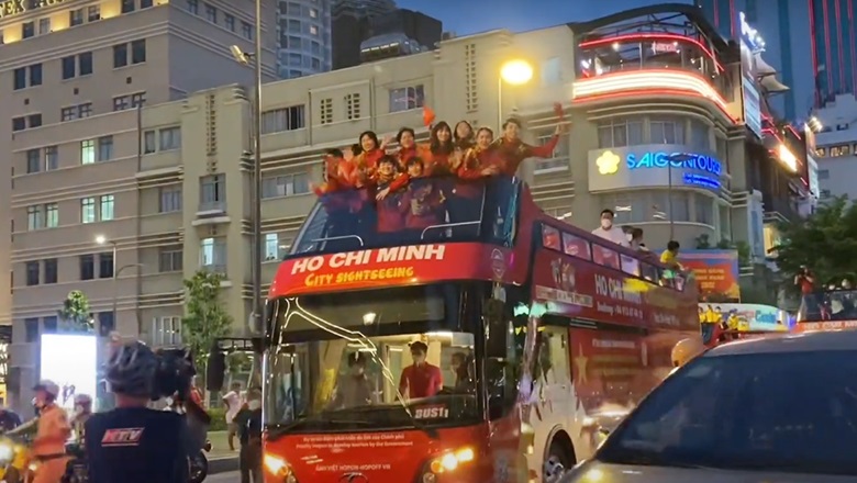 ĐT nữ Việt Nam diễu hành bằng xe bus, ký mỏi tay khi vào TP.HCM - Ảnh 1
